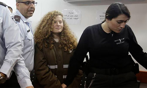 Ahed Tamimi, la joven que abofesteó a la ocupación israelí Posponen juicio a menor palestina, símbolo de resistencia a la ocupación